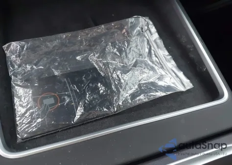 2026 Tesla Model Y Long Range Launch Series/Premium All-Wheel Drive z USA, uszkodzony, nr VIN 7SAYGDEE1TA587485